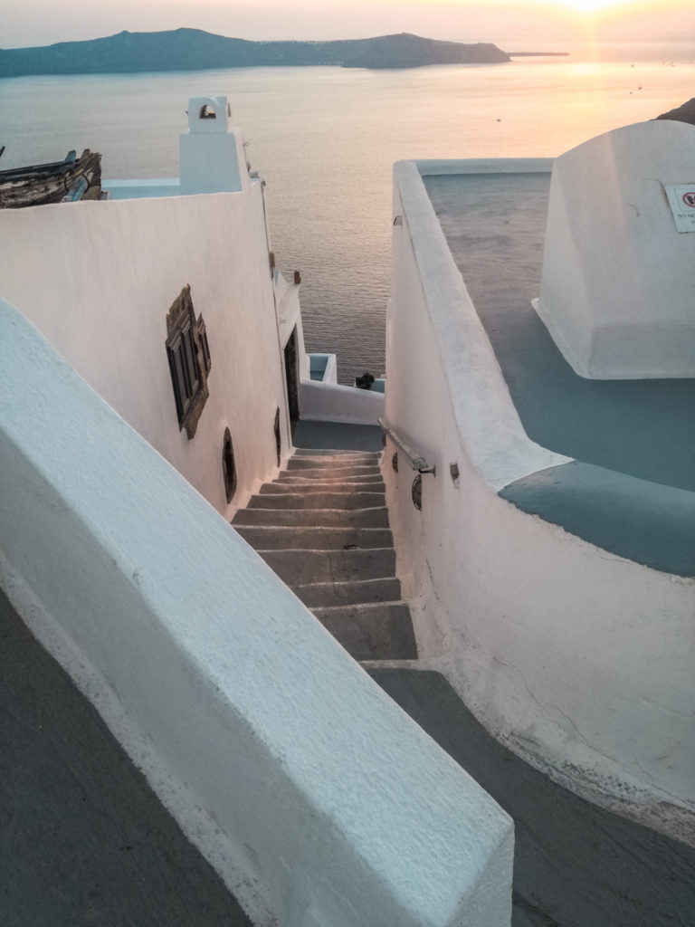 santorini-dove-dormire-oia-lowcost